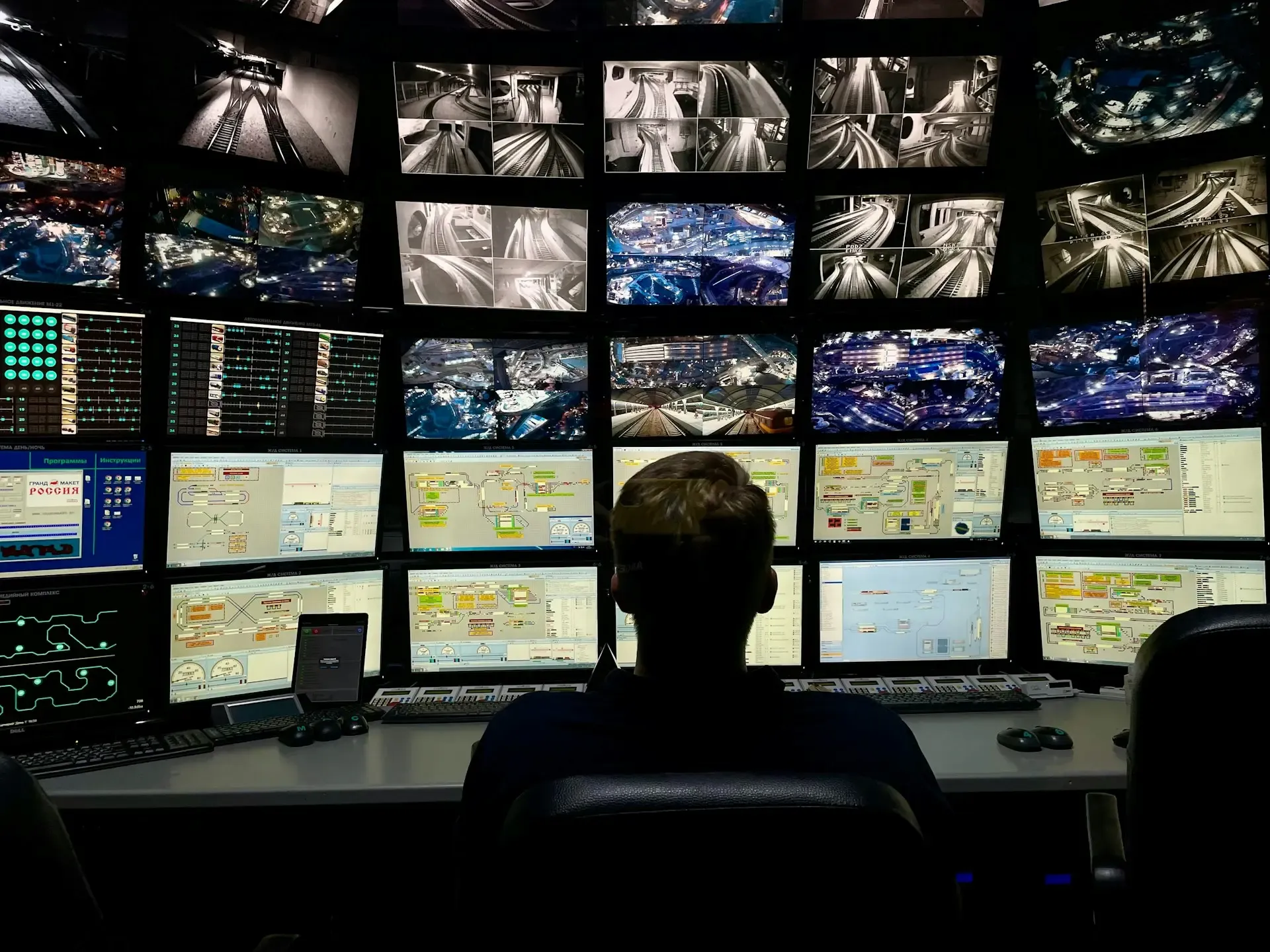 Centro de control SCADA supervisando la seguridad e infraestructura de un edificio inteligente mediante múltiples pantallas