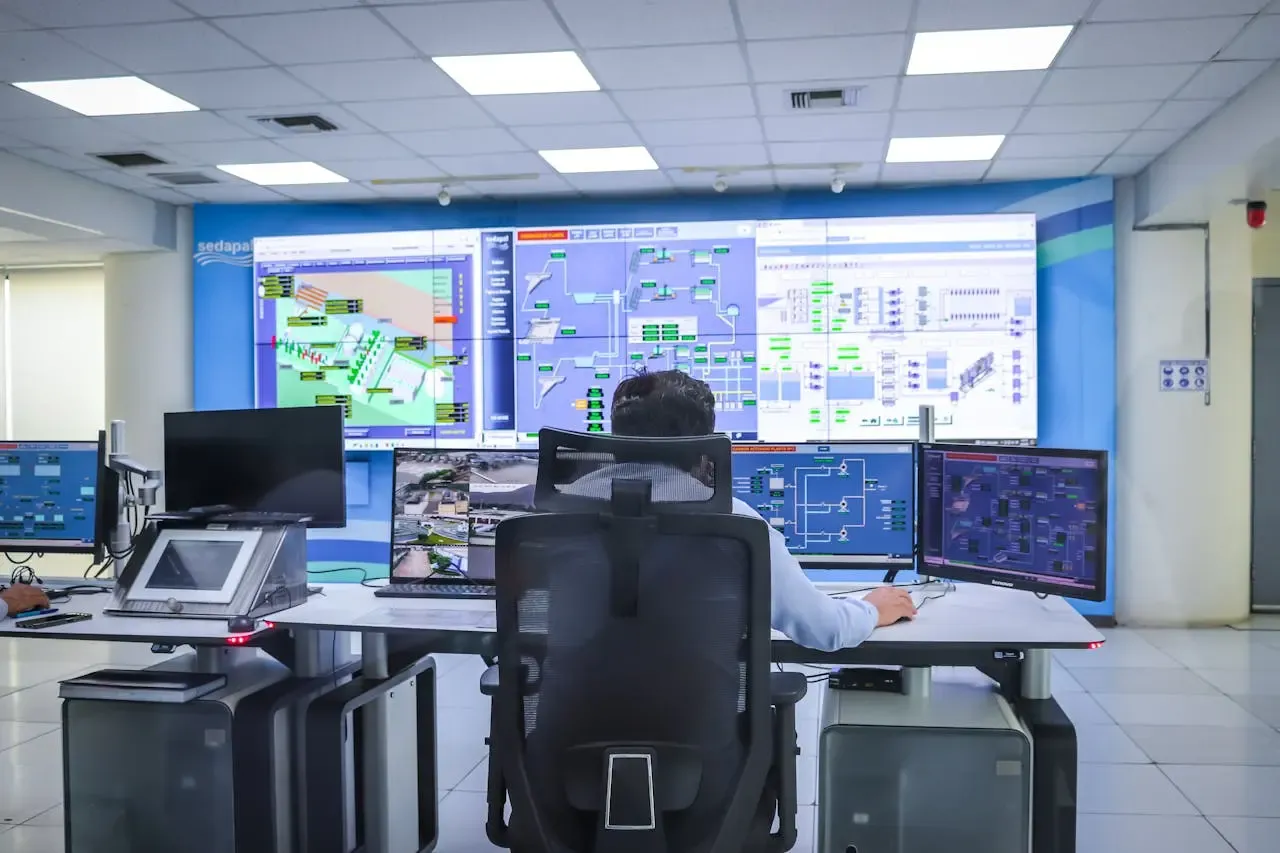 Operador supervisando infraestructura distribuida y datos en tiempo real mediante un sistema SCADA en la nube