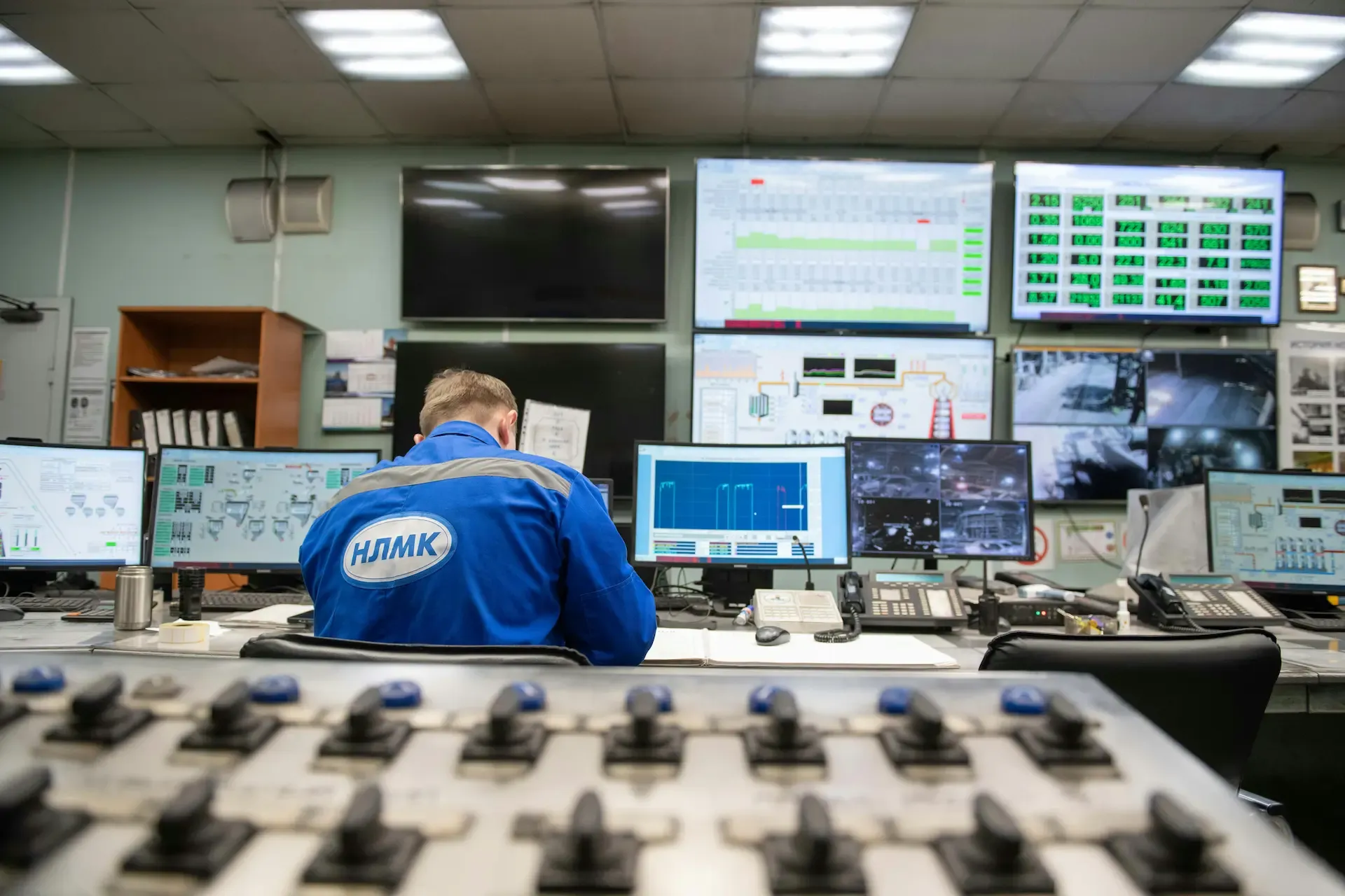 Ingeniero monitoreando presiones y flujos en una refinería a través de una interfaz SCADA avanzada