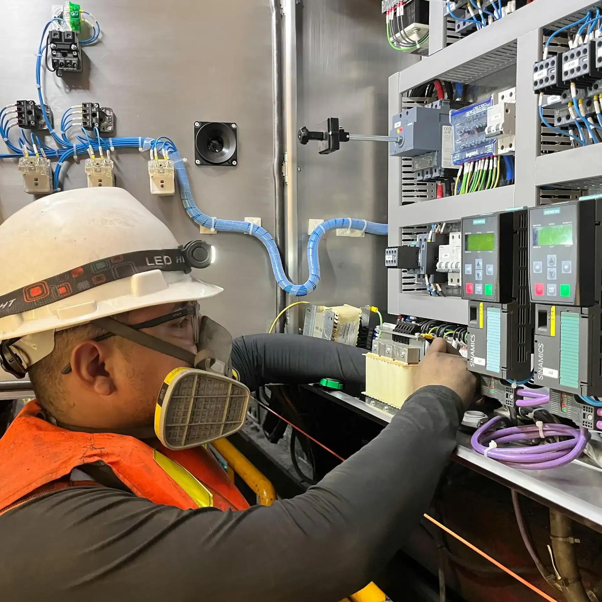 Centro de mando unificado monitoreando la generación y distribución de una red eléctrica nacional