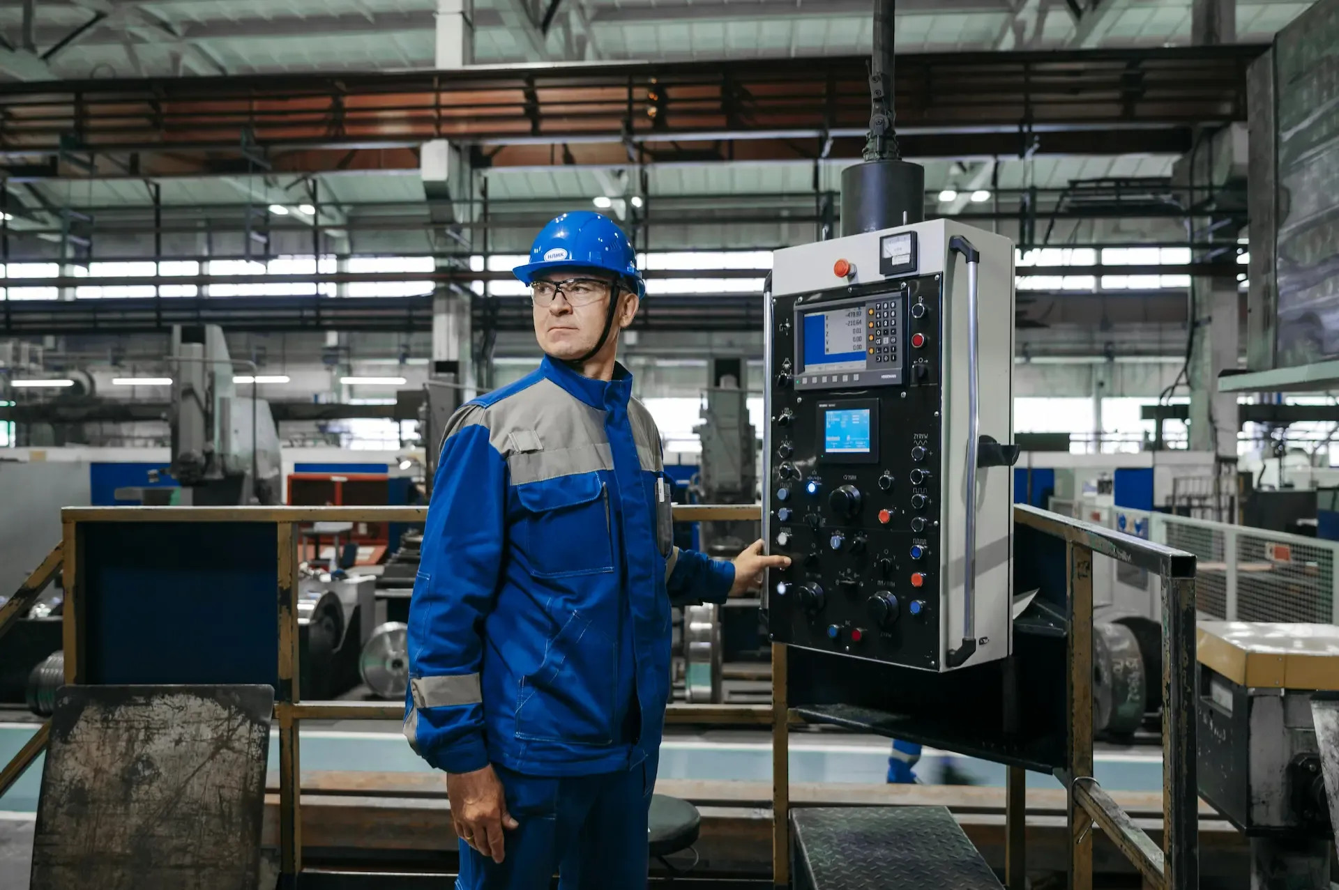 Planta de tratamiento de agua operando de manera eficiente bajo la supervisión de un sistema SCADA centralizado